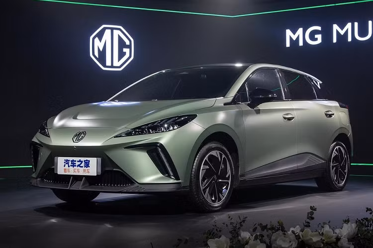 Ngoài ra, xe còn được trang bị hệ dẫn động cầu sau và hệ thống treo 5 liên kết phía sau. Đặc biệt, MG Mulan 2022 có cụm pin Cube của hãng mẹ SAIC với độ dày chỉ 110 mm. Cụm pin này cho phép xe chạy được 520 km sau khi sạc đầy pin, theo tiêu chuẩn CLTC. Hiện giá xe MG Mulan 2022 vẫn chưa được công bố. Tuy nhiên, MG khẳng định xe sẽ có giá dưới 200.000 Nhân dân tệ (khoảng 700 triệu đồng) tại Trung Quốc.