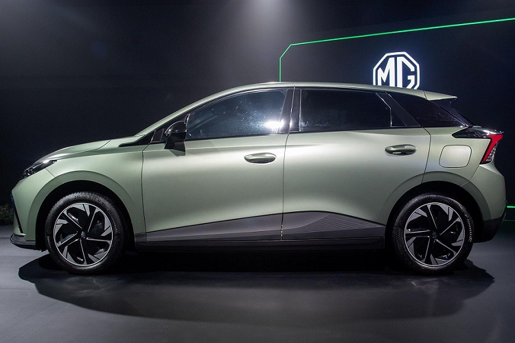 Cách đây không lâu, hãng MG đã chính thức vén màn mẫu ô tô điện hoàn toàn mới của mình mang tên Mulan. Đến nay, hãng MG mới tung ra hình ảnh chụp nội thất của mẫu xe hatchback hạng C này. Qua những hình ảnh, có thể thấy MG Mulan 2022 mới sở hữu không gian nội thất trẻ trung và thời trang khi phối 2 màu trắng - đỏ tương phản. Theo hãng MG, hai màu trắng - đỏ mang đến ấn tượng mạnh về thị giác, có thể khiến người ngồi bên trong xe hồi tưởng về thời thơ ấu.