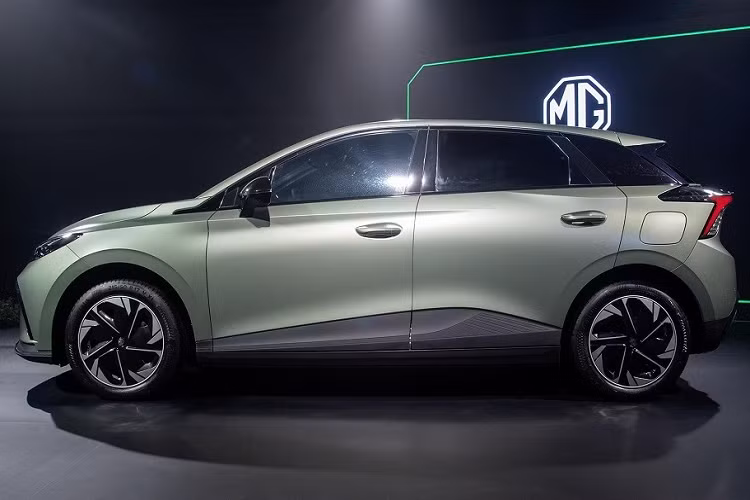 Cách đây không lâu, hãng MG đã chính thức vén màn mẫu ô tô điện hoàn toàn mới của mình mang tên Mulan. Đến nay, hãng MG mới tung ra hình ảnh chụp nội thất của mẫu xe hatchback hạng C này. Qua những hình ảnh, có thể thấy MG Mulan 2022 mới sở hữu không gian nội thất trẻ trung và thời trang khi phối 2 màu trắng - đỏ tương phản. Theo hãng MG, hai màu trắng - đỏ mang đến ấn tượng mạnh về thị giác, có thể khiến người ngồi bên trong xe hồi tưởng về thời thơ ấu.