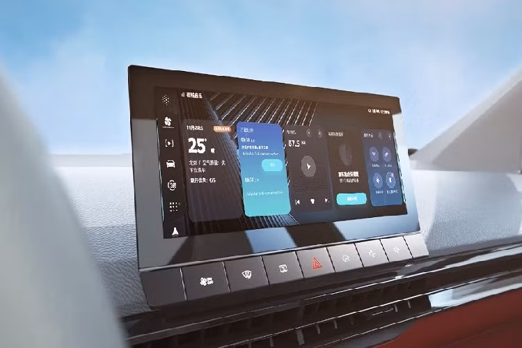 Tương tự nội thất, ngoại thất của MG Mulan 2022 cũng khá bắt mắt nhằm thu hút giới trẻ. Điều này được thể hiện qua đèn pha hình tam giác sắc sảo, 2 khe gió cỡ lớn tích hợp đèn sương mù trước nằm dọc, hốc gió trung tâm hình lục giác khá rộng và cánh lướt gió trên đầu xe.