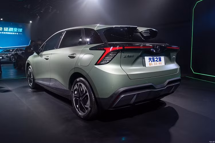 Khi mua MG Mulan mới, khách hàng Trung Quốc có thể chọn 1 trong 6 màu sơn ngoại thất là xanh lá, trắng, bạc, đỏ, xám và xanh dương. Theo MG, Mulan là mẫu xe toàn cầu đúng nghĩa đầu tiên của hãng. Do đó, ngoài Trung Quốc, mẫu xe này còn được bán ở một số thị trường khác trên thế giới như châu Âu. Tại thị trường châu Âu, MG Mulan 2022 sẽ được đổi tên thành MG4.