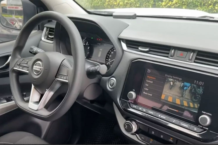 Khu vực trung tâm của xe có màn hình giải trí 9 inch, tuy nhiên cùm điều khiển bên phải vô lăng còn trống và có thể đây chưa phải là bản cao cấp nhất sẽ được bán tại Việt Nam. Màn hình xe cũng hỗ trợ Apple CarPlay/Android Auto không dây, hệ thống âm thanh Bose...