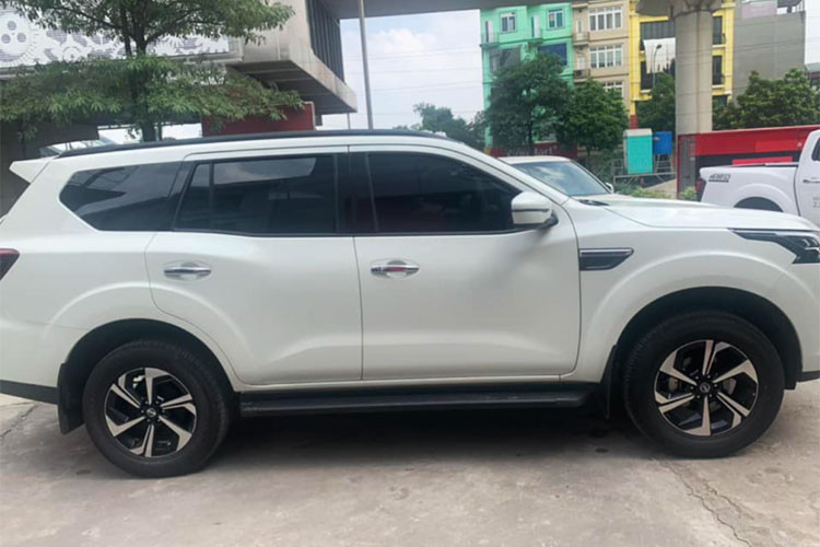 Sau khi mở bán, Nissan Terra 2023 phải cạnh tranh ở phân khúc “nóng” bậc nhất tại Việt Nam, với Toyota Fortuner, Ford Everest, Mitsubishi Pajero Sport cùng nhóm Hyundai SantaFe, Kia Sorento và Mazda CX-8. Trong đó, đáng gờm nhất là Ford Everest vừa chuyển sang thế hệ mới nhất với rất nhiều thay đổi lớn về cả thiết kế lẫn công nghệ. 