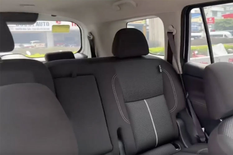 Ngoài ra, xe còn có sạc không dây, hàng ghế hai gập điện thông qua nút bấm ở hàng đầu,… Nhưng có thể nhận ra Nissan Terra 2023 bản VE tại Việt Nam này không có phanh tay điện tử. Trang bị an toàn có thể kể đến cảnh báo điểm mù, cảnh báo phương tiện cắt ngang phía sau, cảnh báo lệch làn, hỗ trợ phanh khẩn cấp,… và 6 túi khí.