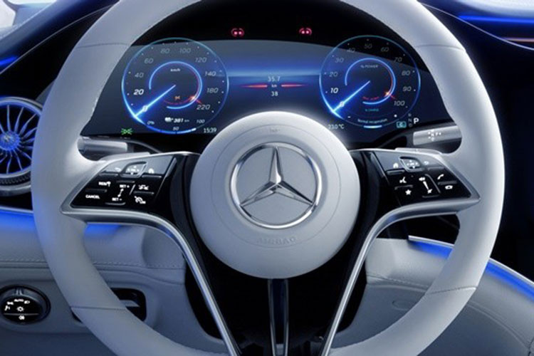 Xe được trang bị bảng đồng hồ kỹ thuật số 12,3 inch sau vô lăng, màn hình giải trí trung tâm là loại OLED có kích cỡ lên tới 17,7 inch đi kèm hệ thống thông tin giải trí MBUX đời mới (CPU 8 lõi và 24 GB RAM) và ngoài cùng bên phải là màn hình OLED 12,3 icnh.