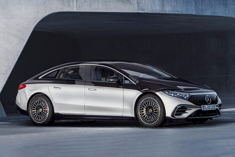 Tuy nhiên hiện vẫn chưa rõ hãng xe Đức sẽ giải quyết vấn đề trạm sạc cho mẫu xe này như thế nào, có thể sẽ giống với Porsche, thiết lập trạm sạc tại hệ thống dại lý và đồng thời có tùy chọn lắp đặt cây sạc tại nhà đối với khách hàng có nhu cầu.