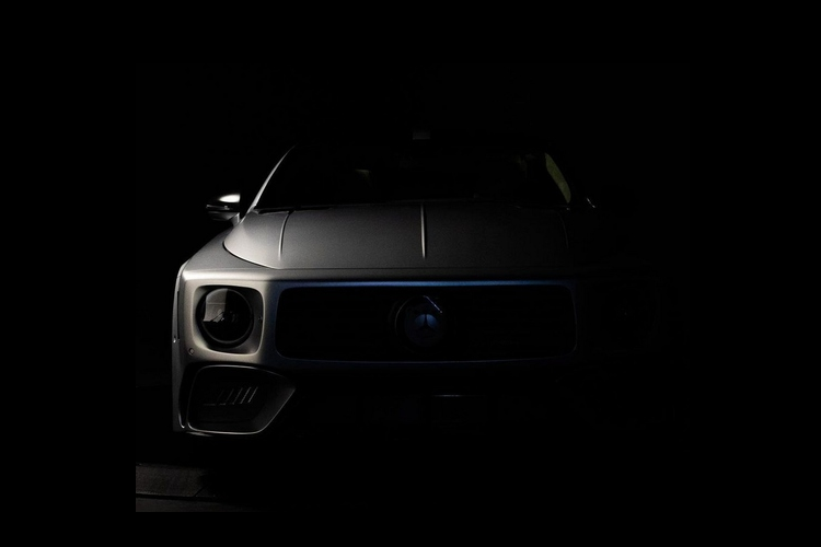 Chắc chắn rồi, điểm nhấn của chiếc xe thể thao chính là phần đầu xe với cảm hứng thiết kế từ G-Class, gồm đèn pha LED tròn, mũi xe hình hộp và khe gió trên cản trước phong cách AMG. Việc AMG và Will.I.Am đem khuôn mặt của một chiếc SUV gồ ghề lên một chiếc xe thể thao gầm thấp khiến nhiều người không khỏi ngạc nhiên.