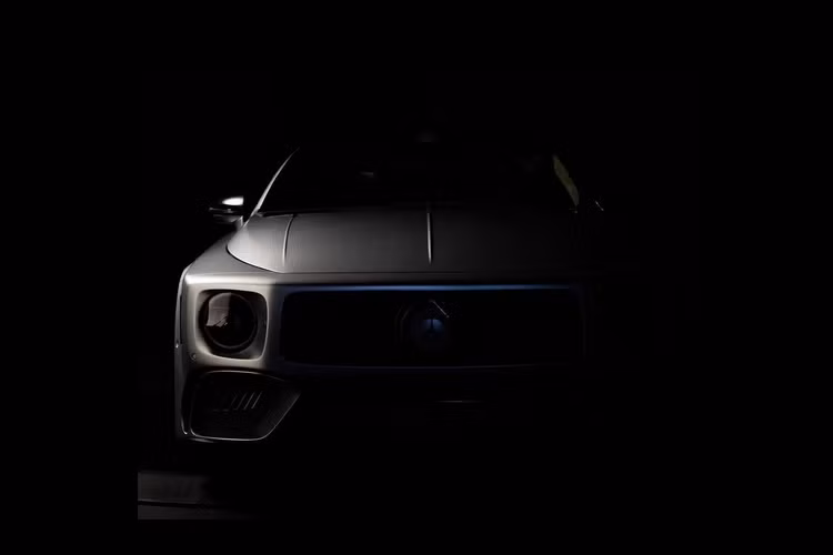 Chắc chắn rồi, điểm nhấn của chiếc xe thể thao chính là phần đầu xe với cảm hứng thiết kế từ G-Class, gồm đèn pha LED tròn, mũi xe hình hộp và khe gió trên cản trước phong cách AMG. Việc AMG và Will.I.Am đem khuôn mặt của một chiếc SUV gồ ghề lên một chiếc xe thể thao gầm thấp khiến nhiều người không khỏi ngạc nhiên.