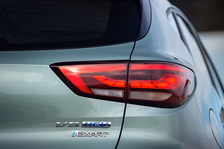 Tại thị trường Thái Lan, mẫu SUV hạng B này có 2 phiên bản là D và X. Giá xe MG VS HEV 2022 ở 2 phiên bản này lần lượt là 859.000 Baht (556 triệu đồng) và 919.000 Baht (595 triệu đồng).