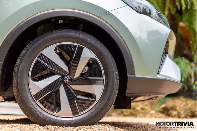 Thêm vào đó là ốp gương ngoại thất và các cột sơn màu đen nhằm tạo hiệu ứng "nóc lơ lửng" cho xe. Nẹp trên cửa và baga nóc của mẫu SUV hạng B này đều được sơn màu bạc.