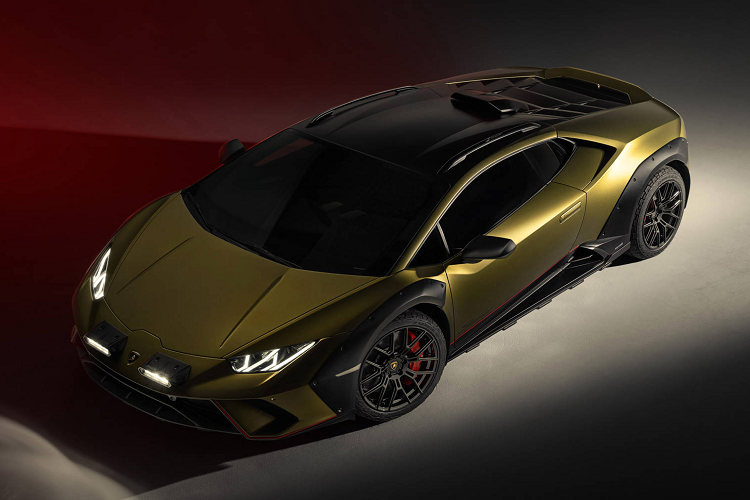 Siêu xe Lamborghini Huracan Sterrato 2023 vận hành bằng động cơ V10 hút khí tự nhiên có dung tích 5.2L, sản sinh lượng công suất 602 mã lực (610 PS) tương đương phiên bản EVO RWD, trong khi mô-men xoắn cực đại đạt 565 Nm ngang ngửa với các bản STO và Tecnica. Xe trang bị hộp số ly hợp kép 7 cấp với ly hợp ướt.