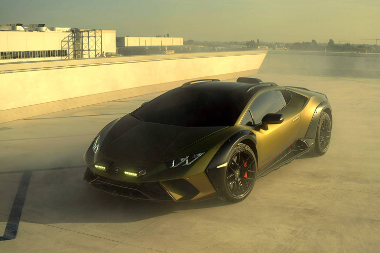 Những gì tốt nhất mà xe có thể xử lý được là những con đường mòn, đường đất ở mức "off-road nhẹ" nhờ hệ dẫn động 4 bánh AWD điều khiển điện tử, tích hợp vi sai chống trượt cơ khí có thể tự khóa. Xe được trang bị bộ mâm 19 inch cùng với lốp Bridgestone Dueler AT002, đi được tốt cả trên đường nhựa lẫn đường sỏi đá.