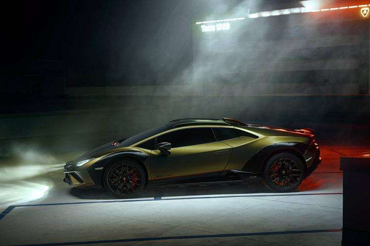 Sterrato được xác định là phiên bản Huracan cuối cùng trước khi Lamborghini ra mắt dòng sản phẩm thay thế hoàn toàn dòng siêu xe này, dự kiến vào năm 2024 và có thể vận hành bằng hệ truyền động hybrid cắm sạc. Giá xe Huracan Sterrato đang được giấu kín, dù rằng Lamborghini đã tuyên bố rằng họ chỉ sản xuất đúng 1.499 chiếc bắt đầu từ tháng 2/2023.