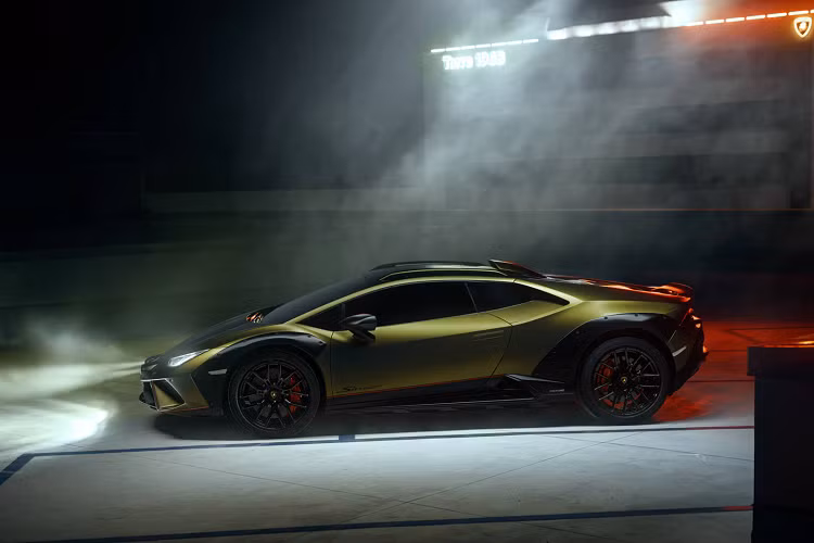 Sterrato được xác định là phiên bản Huracan cuối cùng trước khi Lamborghini ra mắt dòng sản phẩm thay thế hoàn toàn dòng siêu xe này, dự kiến vào năm 2024 và có thể vận hành bằng hệ truyền động hybrid cắm sạc. Giá xe Huracan Sterrato đang được giấu kín, dù rằng Lamborghini đã tuyên bố rằng họ chỉ sản xuất đúng 1.499 chiếc bắt đầu từ tháng 2/2023.