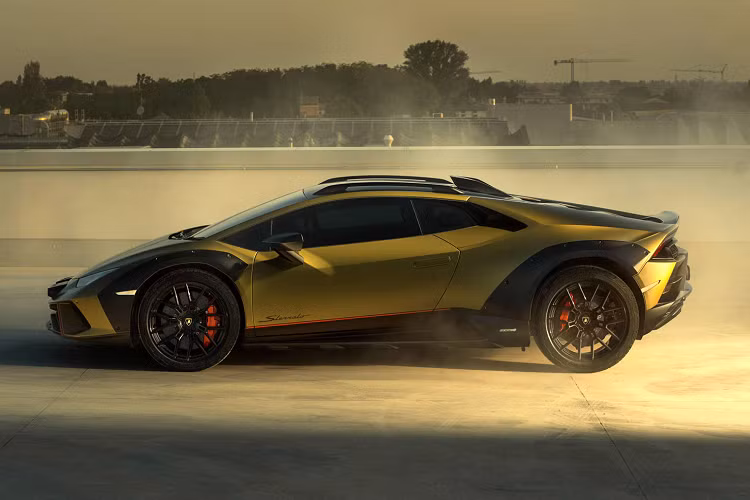 Công nghệ runflat thế hệ mới của bộ lốp này cho phép Huracan Sterrato đi được tối đa 80 km với vận tốc cao nhất 80 km/h ngay cả khi bị xì hết hơi. Hệ thống điều khiển tích hợp LDVI (Lamborghini Dinamica Veicolo Integrata) có thêm một lựa chọn mới là "Rally", tối ưu lực kéo cho điều kiện đường sá trơn trượt, độ bám thấp.