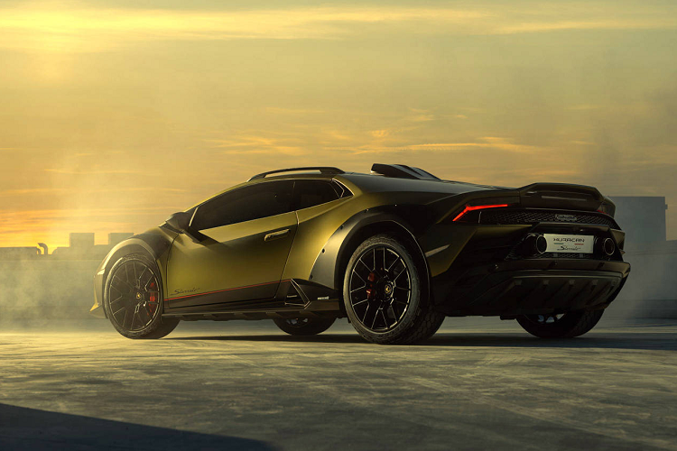 Phần nội thất xe đến nay vẫn chưa được Lamborghini công bố cụ thể. Gần như chắc chắn hãng siêu xe Italia sẽ phát triển tông màu mới phù hợp với mục đích sử dụng đa địa hình của Huracan Sterrato, cùng với những yếu tố đồ họa đậm chất off-road trong hệ điều hành.