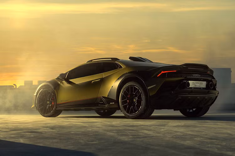 Phần nội thất xe đến nay vẫn chưa được Lamborghini công bố cụ thể. Gần như chắc chắn hãng siêu xe Italia sẽ phát triển tông màu mới phù hợp với mục đích sử dụng đa địa hình của Huracan Sterrato, cùng với những yếu tố đồ họa đậm chất off-road trong hệ điều hành.