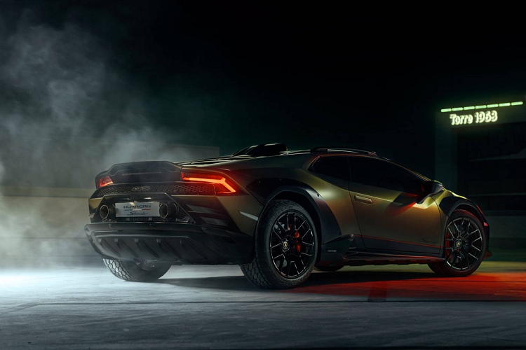 Ngoài ra, chủ sở hữu xe có thể dùng điện thoại thông minh kết nối với xe thông qua app Lamborghini Unica để điều chỉnh từ xa hệ thống đèn nền, điều hòa và màn hình giải trí, cũng như theo dõi thông số vận tốc xe trong trường hợp cho người khác mượn.