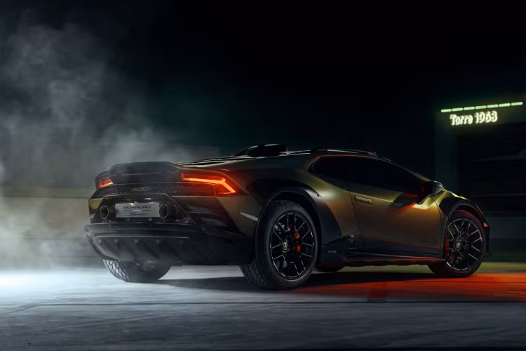 Ngoài ra, chủ sở hữu xe có thể dùng điện thoại thông minh kết nối với xe thông qua app Lamborghini Unica để điều chỉnh từ xa hệ thống đèn nền, điều hòa và màn hình giải trí, cũng như theo dõi thông số vận tốc xe trong trường hợp cho người khác mượn.