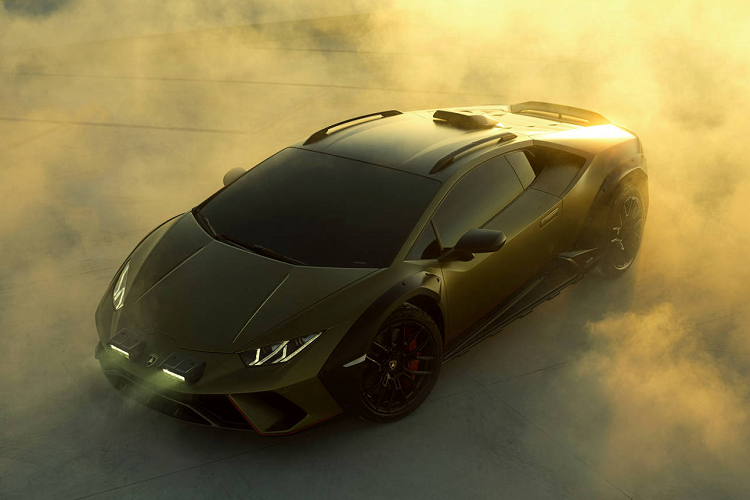 Huracan Sterrato từng được giới thiệu lần đầu vào tháng 6/2019 dưới dạng bản dựng đồ họa concept. 5 tháng sau, một chiếc xe thực tế được hoàn thiện với nhiều món "đồ chơi" off-road và số ít các phóng viên chuyên ngành review xe nổi tiếng ở tầm quốc tế đã có cơ hội thử nghiệm nó.