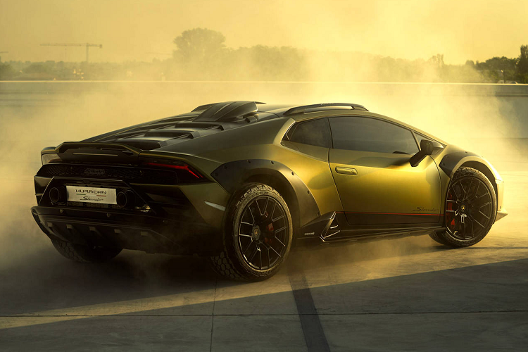 Đầu xe trang bị 2 dãy đèn LED, có vẻ như lấy cảm hứng từ các thanh LED-bar thường thấy trên SUV địa hình. Thiết kế thân rộng, thanh giá nóc và khoảng sáng gầm cao hơn so với tiêu chuẩn của siêu xe gầm thấp vẫn là những điểm nổi bật được duy trì từ ý tưởng ban đầu.