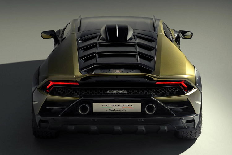 Vận tốc tối đa của xe được giới hạn điện tử ở mức 260 km/h, khá thấp so với mức 322 km/h của toàn bộ các phiên bản Huracan còn lại trong danh mục sản phẩm. Khả năng dừng xe được đảm bảo bởi các đĩa phanh gốm carbon có kích thước 380 mm phía trước và 356 mm phía sau, kết hợp cùng bộ kẹp phanh bằng nhôm liền khối cố định 6 piston phía trước và 4 piston phía sau.