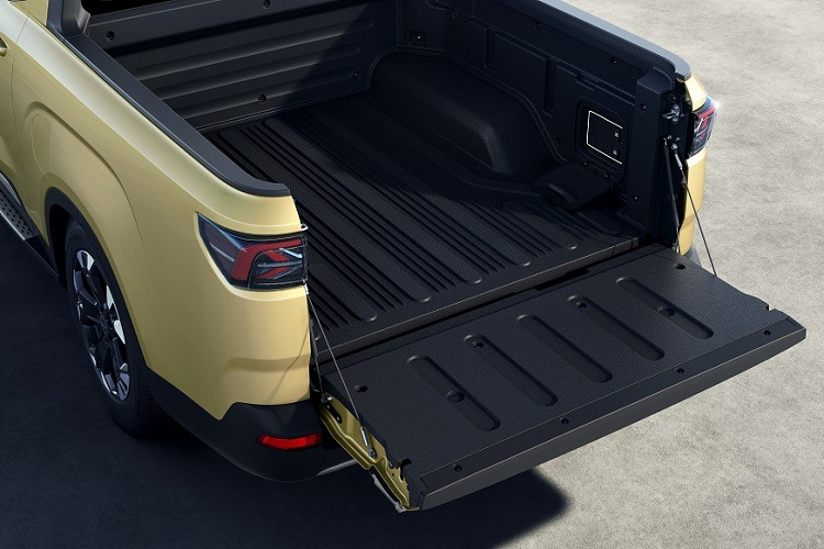 Bên dưới là hốc gió trung tâm hình thang và khe gió nằm dọc, được trang trí bằng nẹp mạ crôm. Trong khi đó, nắp ca-pô của xe gắn tem chữ nổi "Radar". Nhìn chung, thiết kế đầu xe của Radar RD6 trông khá giống với những mẫu SUV đô thị.