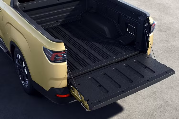 Bên dưới là hốc gió trung tâm hình thang và khe gió nằm dọc, được trang trí bằng nẹp mạ crôm. Trong khi đó, nắp ca-pô của xe gắn tem chữ nổi "Radar". Nhìn chung, thiết kế đầu xe của Radar RD6 trông khá giống với những mẫu SUV đô thị.