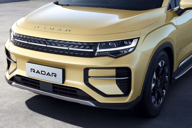 Xe ôtô điện đang bùng nổ tại thị trường Trung Quốc và không riêng gì Geely mà nhiều hãng khác cũng đã ra mắt thương hiệu con nhắm đến nhóm khách hàng này. Cũng trong sự kiện ra mắt, thương hiệu Radar đã vén màn mẫu xe đầu tiên của mình, đó là bán tải điện Radar RD6.