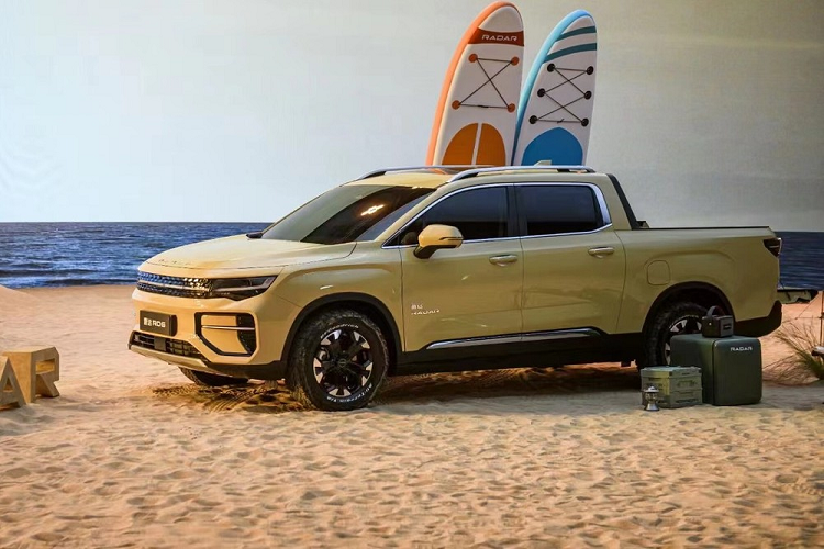 Được phát triển dựa trên cơ sở gầm bệ SEA của tập đoàn Geely, Radar RD6 là xe bán tải hạng trung, tương tự Ford Ranger hay Toyota Hilux. Tuy nhiên, so với những mẫu xe bán tải hạng trung khác, Radar RD6 sở hữu thiết kế có phần mềm mại hơn. Rõ ràng, Radar RD6 không phải là mẫu xe bán tải sinh ra để chở nặng như "ngựa thồ" mà chủ yếu hướng đến các hoạt động vui chơi, giải trí.