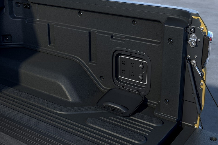 Bên sườn, Radar RD6 vẫn sở hữu thiết kế cabin đôi truyền thống của xe bán tải. Thêm vào đó là hốc bánh khá rộng, bộ vành hợp kim đa chấu phối 2 màu, baga nóc, ăng-ten hình vây cá cũng như viền cửa sổ và nẹp trên cửa mạ crôm. Phía sau Radar RD6 là thiết kế thời trang với cụm đèn hậu nằm vắt ngang thùng xe và ốp màu bạc bên dưới bệ bước chân. Thành của thùng sau được tích hợp các ổ điện khá tiện dụng.