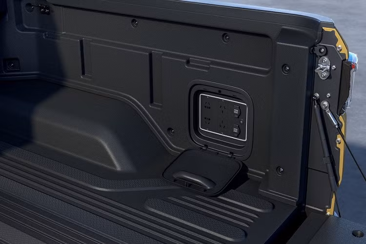 Bên sườn, Radar RD6 vẫn sở hữu thiết kế cabin đôi truyền thống của xe bán tải. Thêm vào đó là hốc bánh khá rộng, bộ vành hợp kim đa chấu phối 2 màu, baga nóc, ăng-ten hình vây cá cũng như viền cửa sổ và nẹp trên cửa mạ crôm. Phía sau Radar RD6 là thiết kế thời trang với cụm đèn hậu nằm vắt ngang thùng xe và ốp màu bạc bên dưới bệ bước chân. Thành của thùng sau được tích hợp các ổ điện khá tiện dụng.