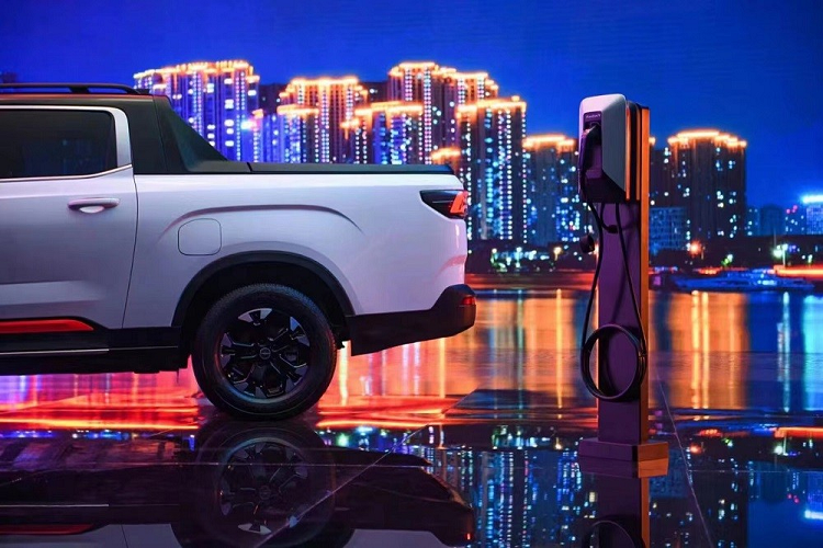 Theo hãng Geely, Radar RD6 sẽ có cả phiên bản dẫn động cầu sau và 4 bánh với công suất tối đa dao động từ 200 - 400 mã lực. Phạm vi di chuyển sau khi sạc đầy pin của xe là 600 km. Hiện khách hàng Trung Quốc đã có thể đặt mua Radar RD6 và không cần đặt cọc. Giá xe Radar RD6 2022 chưa được công bố, nó sẽ đến tay người dùng khoảng cuối năm nay.