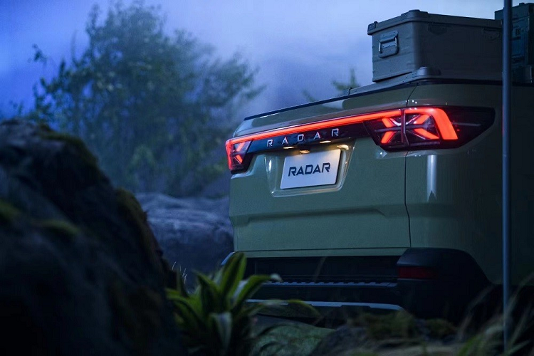 Sở hữu ngoại hình khá trẻ trung và hiện đại, xe bán tải Radar RD6 được trang bị dải đèn LED định vị ban ngày hình chữ "L", chia đèn pha thành 2 tầng. Không dừng ở đó, dải đèn LED định vị ban ngày còn nằm vắt ngang đầu xe, trên khu vực lưới tản nhiệt giả màu đen bóng.