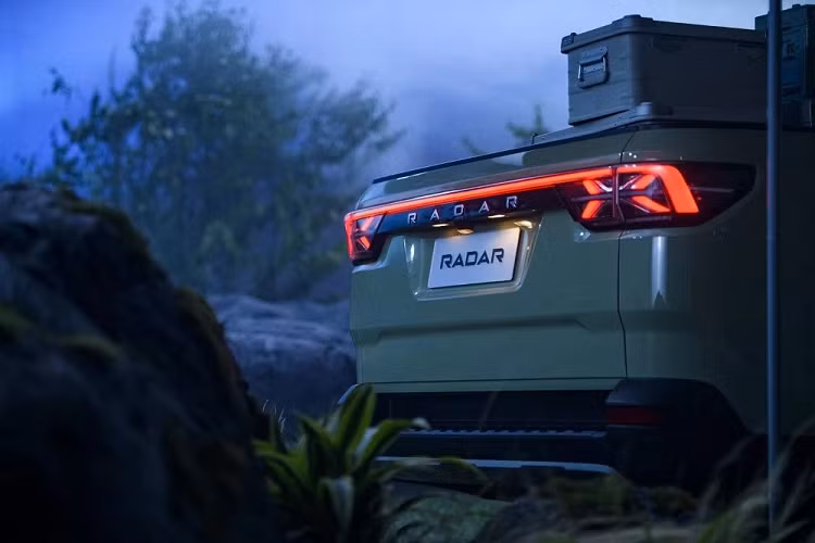 Sở hữu ngoại hình khá trẻ trung và hiện đại, xe bán tải Radar RD6 được trang bị dải đèn LED định vị ban ngày hình chữ "L", chia đèn pha thành 2 tầng. Không dừng ở đó, dải đèn LED định vị ban ngày còn nằm vắt ngang đầu xe, trên khu vực lưới tản nhiệt giả màu đen bóng.