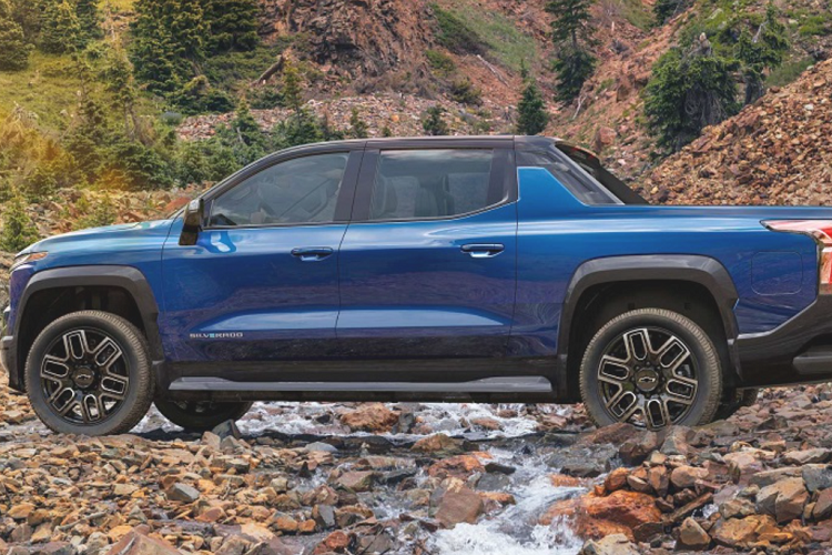 Chevrolet Silverado EV RST First Edition được trang bị hệ thống đánh lái 4 bánh cùng hệ thống treo khí nén thích ứng có khả năng nâng hạ gầm thêm 50mm.