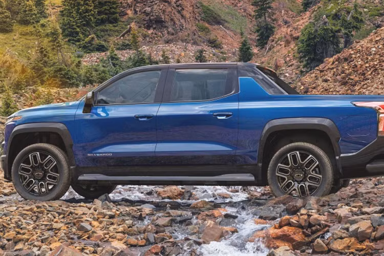 Chevrolet Silverado EV RST First Edition được trang bị hệ thống đánh lái 4 bánh cùng hệ thống treo khí nén thích ứng có khả năng nâng hạ gầm thêm 50mm.