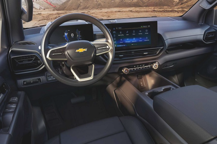 Về mức giá xe Chevrolet Silverado EV RST First Edition dự kiến khởi điểm từ 106.695 USD (khoảng 2,42 tỷ đồng). Phiên bản này có hệ dẫn động 4 bánh toàn thời gian dưới dạng tiêu chuẩn với sức mạnh 664 mã lực 1.056 Nm momen xoắn.