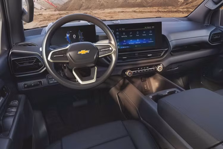 Về mức giá xe Chevrolet Silverado EV RST First Edition dự kiến khởi điểm từ 106.695 USD (khoảng 2,42 tỷ đồng). Phiên bản này có hệ dẫn động 4 bánh toàn thời gian dưới dạng tiêu chuẩn với sức mạnh 664 mã lực 1.056 Nm momen xoắn.