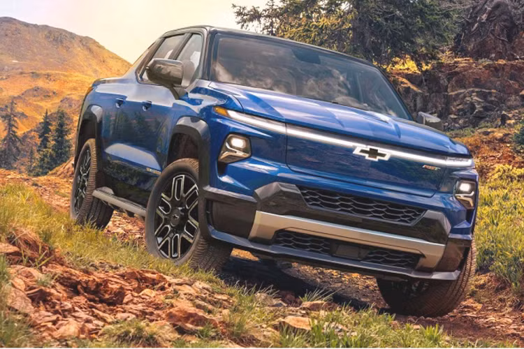 Theo kế hoạch, Chevrolet Silverado EV RST First Edition chạy điện sẽ bắt đầu được bàn giao đến tay khách hàng sớm nhất vào quý III/2023, trong khi phiên bản tiêu chuẩn WT sẽ có mặt trên thị trường sớm hơn vào đầu năm 2023.