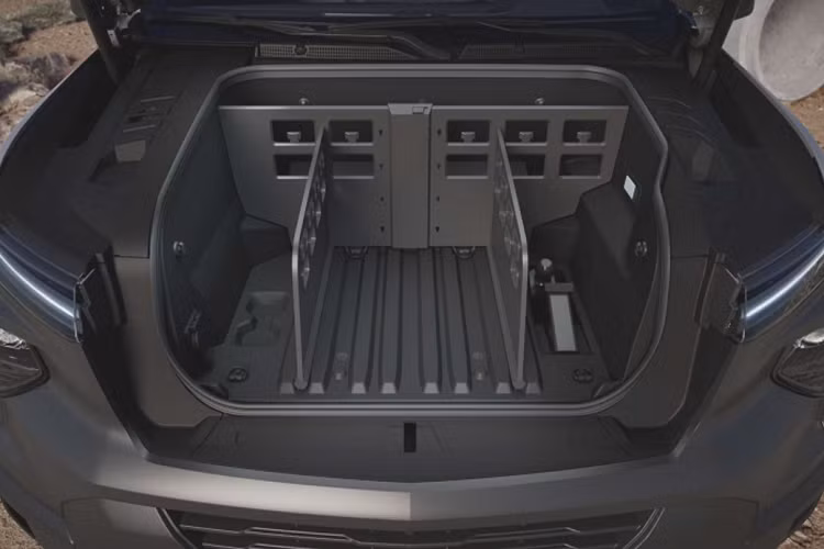 Đối thủ cạnh tranh gần nhất với Chevrolet Silverado EV là Ford F-150 Lightning với số lượng đơn đặt hàng trước đã lên đến con số 200.000 vào tháng 12 năm ngoái.