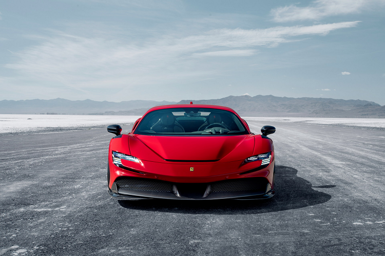 Nội thất của Ferrari SF90 Stradale độ Novitec cũng có một vài thay đổi nhỏ, khoang lái được bọc da cao cấp hoặc Alcantara theo ý muốn của khách hàng. Bộ vành 21 inch NF10 do Vossen sản xuất vẫn giữ nguyên nhưng chủ xe có thể lựa chọn các thiết kế khác cho vành 20 hoặc 21 inch. Nâng cao trải nghiệm lái, Novitec vẫn cung cấp lò xo thể thao của riêng mình, hạ thấp chiều cao 30 mm ở phía trước và 25 mm ở phía sau.