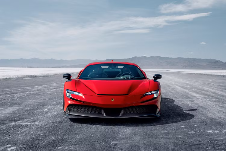 Nội thất của Ferrari SF90 Stradale độ Novitec cũng có một vài thay đổi nhỏ, khoang lái được bọc da cao cấp hoặc Alcantara theo ý muốn của khách hàng. Bộ vành 21 inch NF10 do Vossen sản xuất vẫn giữ nguyên nhưng chủ xe có thể lựa chọn các thiết kế khác cho vành 20 hoặc 21 inch. Nâng cao trải nghiệm lái, Novitec vẫn cung cấp lò xo thể thao của riêng mình, hạ thấp chiều cao 30 mm ở phía trước và 25 mm ở phía sau.