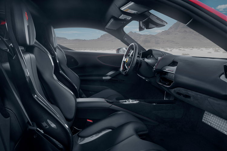 Các mô-đun điều khiển Novitec N-Tronic và hệ thống ống xả mới giúp tăng thêm 107 mã lực và mô-men xoắn 118 Nm cho động cơ đốt trong. Với động cơ điện không thay đổi, công suất tổng hợp được tăng lên 1.094 mã lực, tăng từ 986 mã lực ở mẫu xe nguyên bản. Bản độ Ferrari SF90 Stradale Novitec cũng chỉ có 1.019 mã lực.