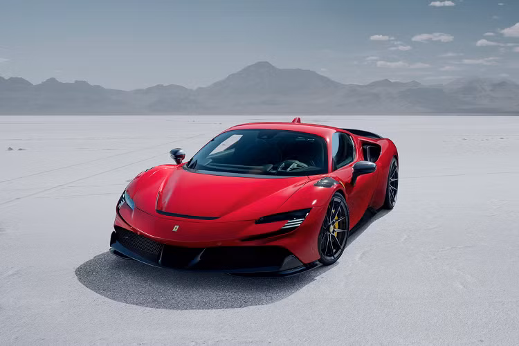 Hãng độ cũng thiết kế một hệ thống nâng cao gầm (thêm 40 mm) dạng tuỳ chọn, giúp bảo vệ bộ bodykit khi xe leo qua gờ giảm tốc. Đáng chú ý nhất là những can thiệp vào động cơ. Ferrari SF90 Stradale được trang bị động cơ xăng tăng áp kép V8 dung tích 4.0 lít cùng ba động cơ điện nhưng Novitec chỉ nâng cấp động cơ V8.