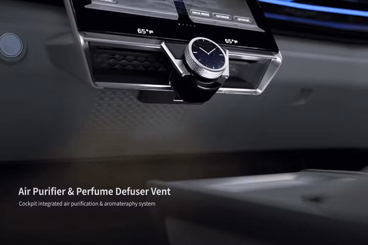 Mặt khác, Movable phô diễn các bộ phận có thể di chuyển trong cabin tương lai. Màn hình giám sát camera dành cho các camera bên thân xe sẽ có thể trượt vào vị trí, trong khi vô lăng lại có chức năng bật lên khi chiếc xe khởi động. Ngay cả màn hình thông tin giải trí cỡ 12,3 inch cũng có thể di chuyển được.