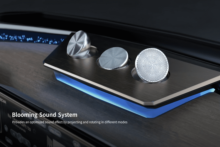 Convenient &amp; Comfortable thể hiện ở màn hình điều khiển thiết bị điện tử trên cụm điều khiển trung tâm, và chiếc bàn điều khiển thông minh có thể thu vào ở phía hành khách. Chiếc bàn được tích hợp với bàn phím, nhưng nó hữu ích nhất dưới vai trò một chiếc bàn cho những người cần làm việc khi di chuyển. Hộp đứng chuyển động parabol cũng thuộc hạng mục này.