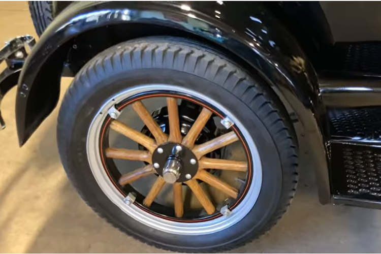 Nếu bạn chưa biết, công ty đã sử dụng hơn 30 loại sơn đen trong chu kỳ sản xuất Model T. Trong năm 1914, Ford đã áp dụng chính sách nổi tiếng “màu nào cũng được cứ miễn là màu đen”, cho rằng sơn màu đen rẻ hơn, bền hơn, và có thời gian khô nhanh hơn so với các màu khác.