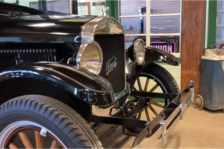 Trở lại với chiếc Model T cụ thể ở đây, nó lấy năng lượng từ một động cơ 4 xi-lanh dung tích 2.9 lít. Động cơ 4 xi-lanh này là loại duy nhất được Ford cung cấp cho mẫu xe này, cũng như hộp số hành tinh 2 cấp. Động cơ cổ điển này chỉ có công suất 20 mã lực và cho phép Model T đạt tốc độ tối đa lên tới 68 km/h, tùy thuộc vào kiểu dáng thân vỏ và trọng lượng không tải.