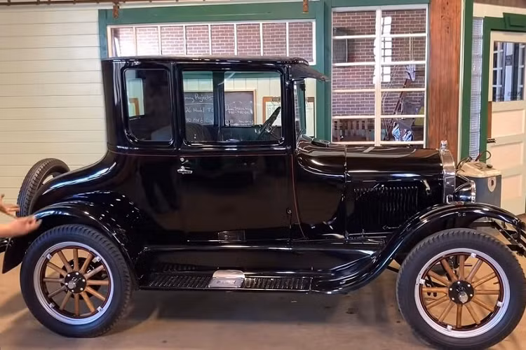 Tua nhanh thời gian đến thời điểm năm 2022, hầu hết các Model T đã không còn hoạt động nữa. Nhưng nhờ những người mê xe tận tâm và câu lạc bộ người hâm mộ Model T trên khắp nước Mỹ, một số chiếc vẫn được lưu giữ cho tới ngày nay xuất hiện trên đường công cộng và tại các triển lãm xe cổ. Chiếc Ford Model T Coupe đời 1926 này là một trong những chiếc còn sống sót, mặc dù đã gần 100 tuổi vào năm 2022, nó vẫn chạy và lái như một nhà vô địch.